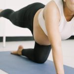 Come Iniziare a Fare Yoga a Casa Scopri come iniziare a fare yoga a casa con questi semplici consigli pratici per principianti