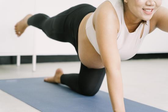 Come Iniziare a Fare Yoga a Casa 9 Scopri come iniziare a fare yoga a casa con questi semplici consigli pratici per principianti