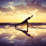 Come Fare Yoga a Casa Pratica yoga a casa con tranquillità grazie a semplici video tutorial online. Ecco come fare yoga a casa