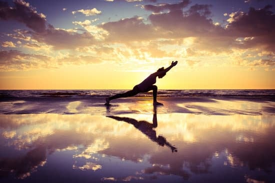 Pratica yoga a casa con tranquillità grazie a semplici video tutorial online. Ecco come fare yoga a casa