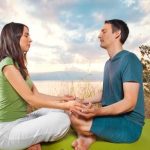 Prova le posizioni yoga coppia semplici per rilassarvi insieme e migliorare la vostra intimità