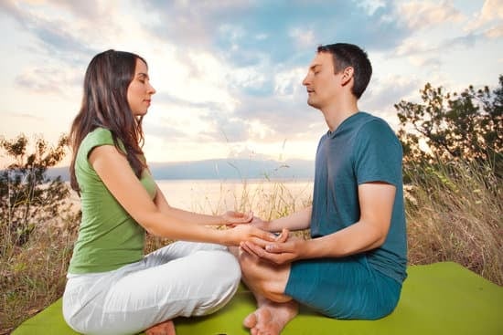 Posizioni Yoga Coppia Semplici 1 Prova le posizioni yoga coppia semplici per rilassarvi insieme e migliorare la vostra intimità