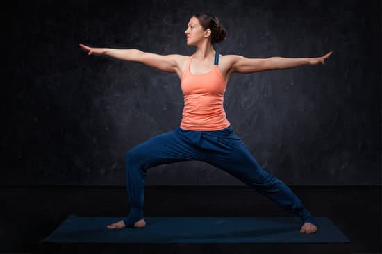Acquista il comodo cuscino mezzaluna per yoga per una pratica più confortevole e rilassante