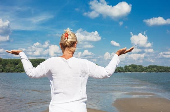 Ashtanga Yoga Posizioni Prima Serie 1 Esplora le posizioni della prima serie di Ashtanga Yoga per migliorare la tua pratica e benessere