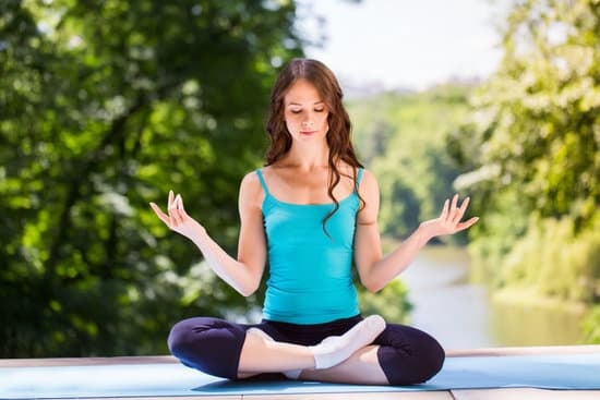 Scopri i benefici dell'Aereo Yoga Cosa attraverso un'esperienza unica e rilassante nel bilico aereo