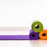 Gioia e benessere per il bambino praticante di yoga all'ombra dell'albero amico