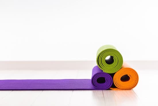 Bambino Albero Yoga 3 Gioia e benessere per il bambino praticante di yoga all'ombra dell'albero amico