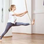 Lavoro Yoga Pratica yoga durante la pausa lavoro per migliorare la concentrazione e ridurre lo stress