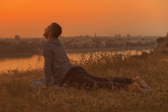 Esercizi Yoga Per La Cervicale 19 5 esercizi yoga efficaci per alleviare il dolore cervicale