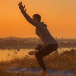 Scopri gli effetti benefici degli esercizi di yoga dinamico per rilassare mente e corpo in profondità